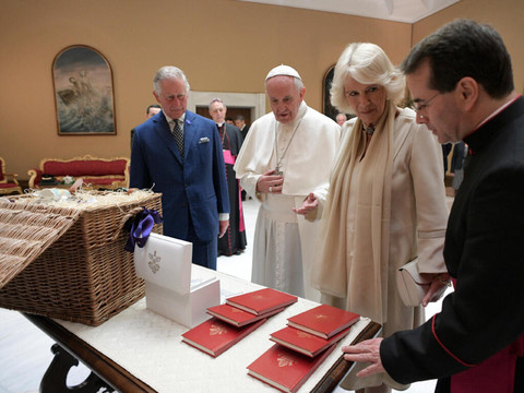 Le roi Charles III va prier avec le pape au Vatican