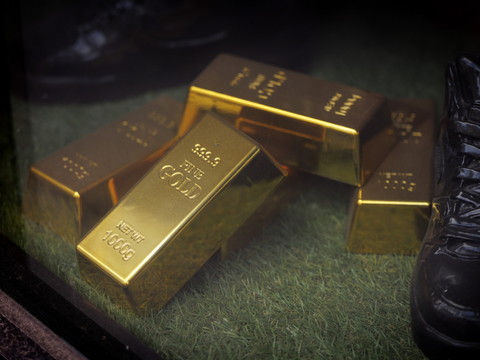 L'or poursuit sa chute après avoir frôlé la barre des 4000 dollars