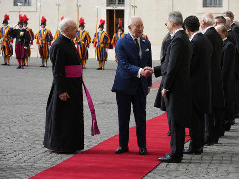 Le pape et Charles III prient ensemble, une première historique