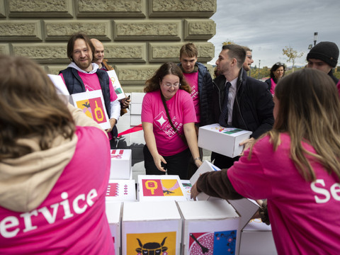 Initiative service citoyen: pour et contre au coude à coude