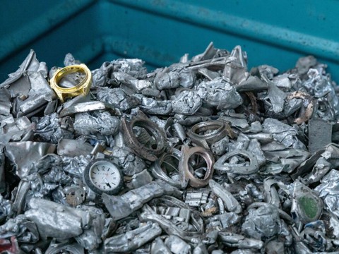 Grosse opération de destruction de fausses montres suisses