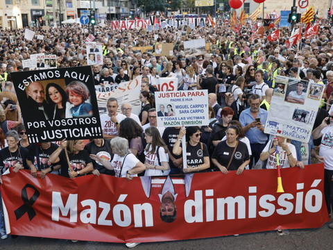 Espagne: des dizaines de milliers de manifestants à Valence
