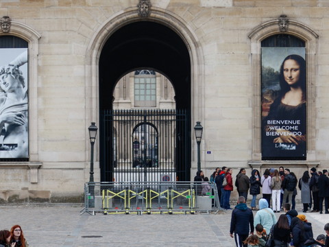 Vol de bijoux au Louvre: deux suspects en garde à vue