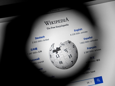 Musk lance Grokipedia pour concurrencer Wikipédia, jugée biaisée
