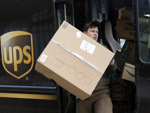 UPS, en réorganisation stratégique, dépasse les attentes