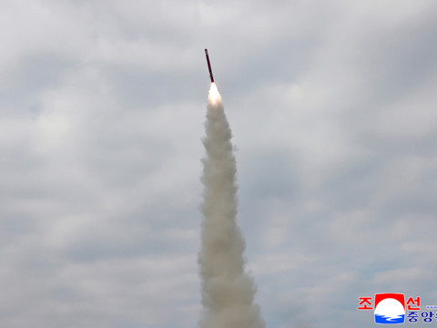 La Corée du Nord tir des missiles avant la visite de Trump au Sud