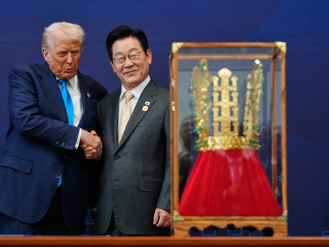 En Corée du Sud, Trump reçoit la réplique d'une couronne en or