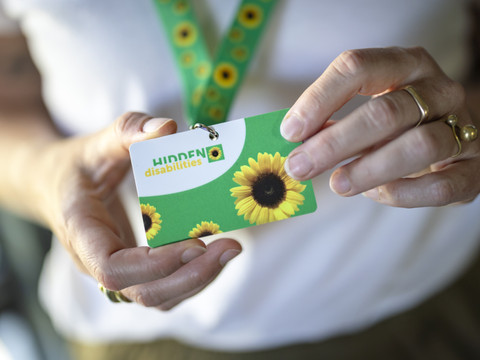 Zurich-Kloten: cordon à tournesols pour les handicaps non visibles
