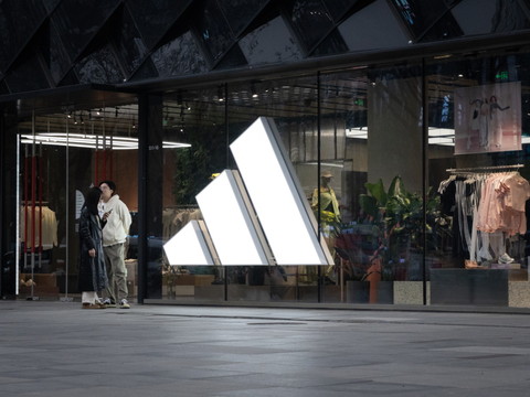 Adidas chiffre à 120 millions l'effet des droits de douane en 2025