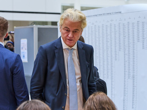 Pays-Bas: l'extrême droite et le centre au coude à coude