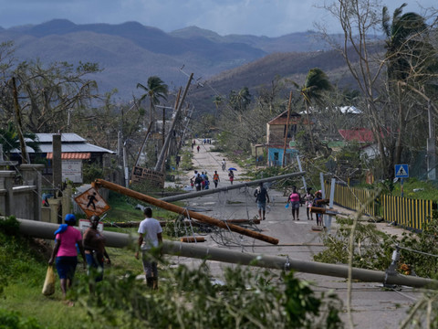 Ouragan Melissa: près de 50 morts dans les Caraïbes, l'aide afflue