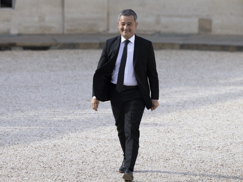 Plainte contre un ministre français, accusé de soutien à Sarkozy