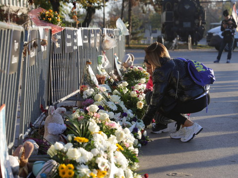 Un an après Novi Sad, la Serbie manifeste et rend hommage