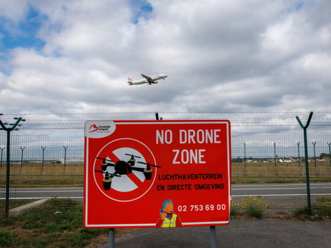 Drones: trafic aérien interrompu à l'aéroport de Bruxelles