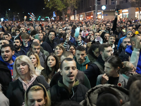 Des milliers de manifestants face à face à Belgrade