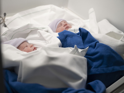 Les Suisses et Suissesses ont et veulent moins d'enfants