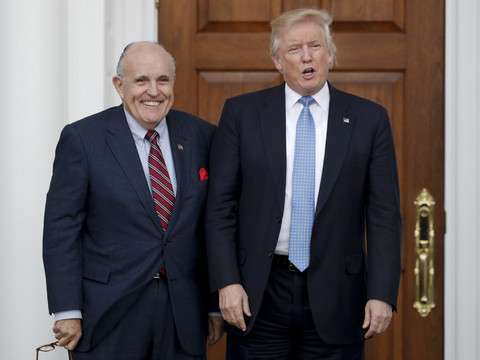 Donald Trump gracie Rudy Giuliani et 76 autres personnes