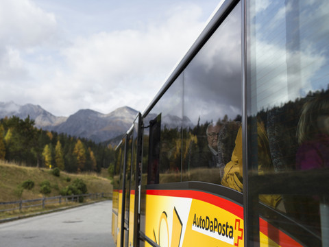 Mini-automates à billets dans tous les cars postaux aux Grisons