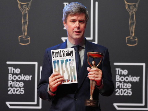Le Britannico-Hongrois David Szalay remporte le Booker Prize 2025