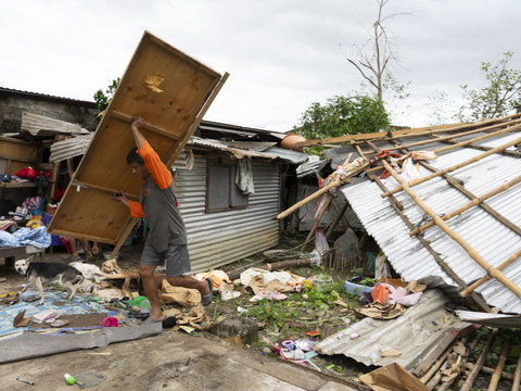Philippines: le bilan du typhon Fung-wong monte à 18 morts