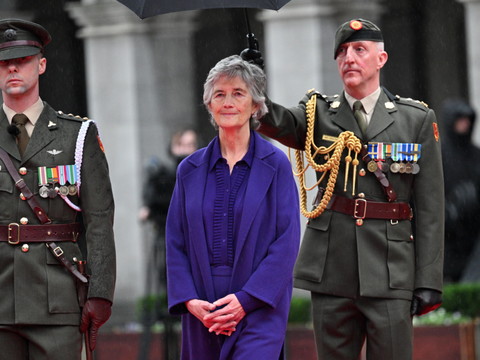 Catherine Connolly formellement investie présidente de l'Irlande