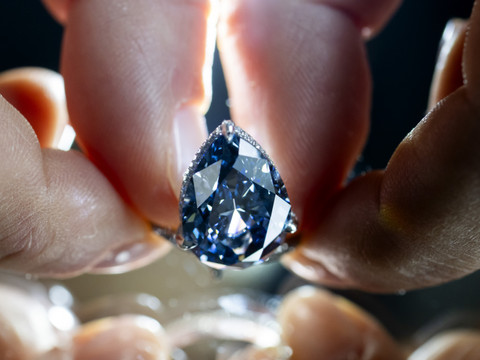 Un diamant bleu vendu plus de 25 millions de dollars à Genève