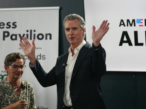 A la COP30, le gouverneur de Californie s'en prend à Donald Trump