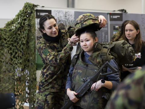Les femmes obligées de suivre la journée d'information sur l'armée