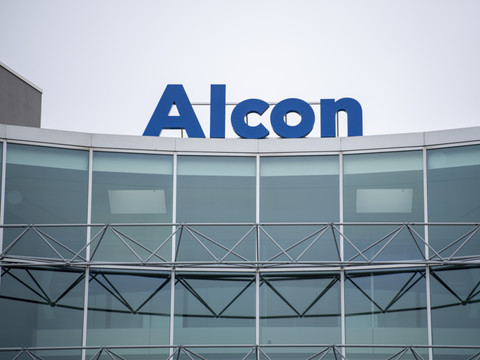 Alcon stabilise son cap après trois partiels