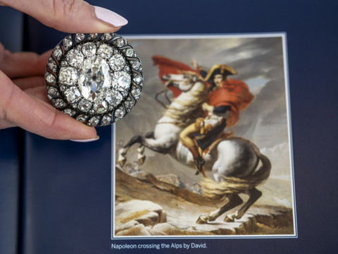 Vente record à Genève d'une broche de Napoléon