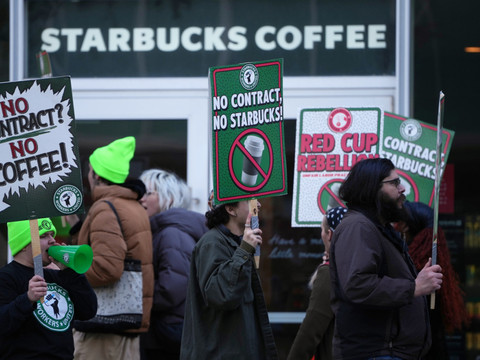 Des baristas de Starbucks en grève un jour de grande promotion