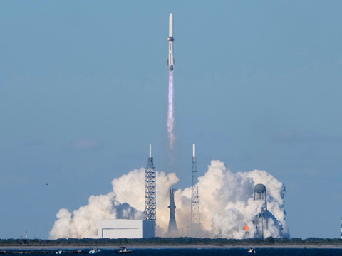 Blue Origin parvient à récupérer le propulseur de sa grande fusée