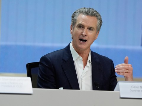 Le ministère de la Justice poursuit le gouverneur de Californie