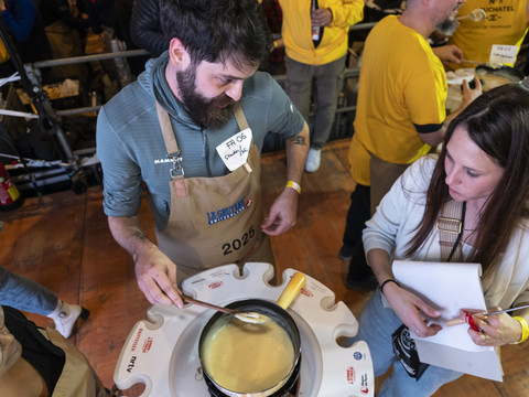 Champions du monde de la fondue titrés à Tartegnin (VD)