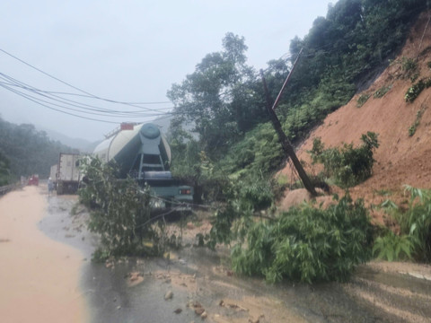 Vietnam: au moins six morts dans des glissements de terrain