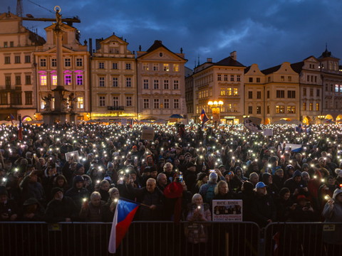 Tchèques et Slovaques dans la rue par milliers pour la démocratie