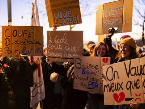 Vaud: des milliers de manifestants contre les coupes budgétaires