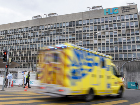 Des syndicats accusent les HUG de violer la loi sur le travail
