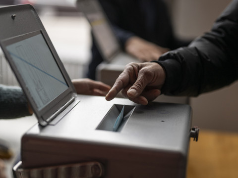 Sondages: les deux initiatives seraient rejetées le 30 novembre