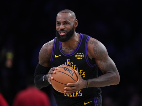 LeBron James lance enfin sa 23e saison record