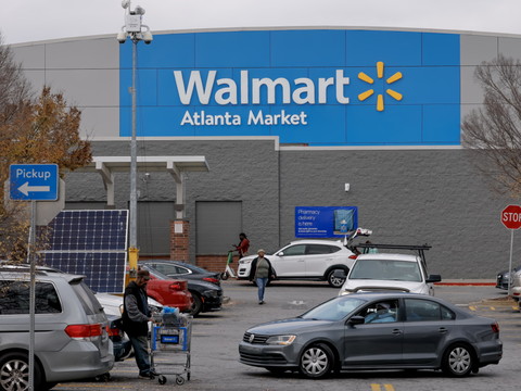 Walmart relève ses prévisions annuelles, bond de l'e-commerce
