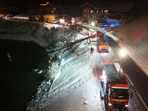 Une voiture tombe dans le lac de Lungern OW