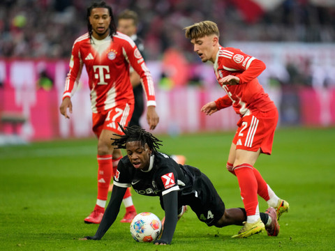 Bundesliga: Manzambi marque, mais Olise flambe