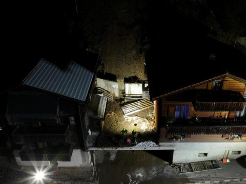 Malders GR: maison ensevelie en partie par un glissement de terrain