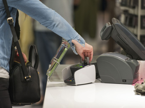 Cartes prépayées pour requérants d'asile: disparités cantonales