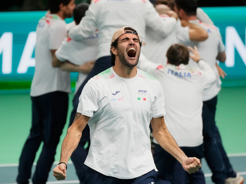 L'Italie bat l'Espagne et gagne une troisième Coupe Davis d'affilée