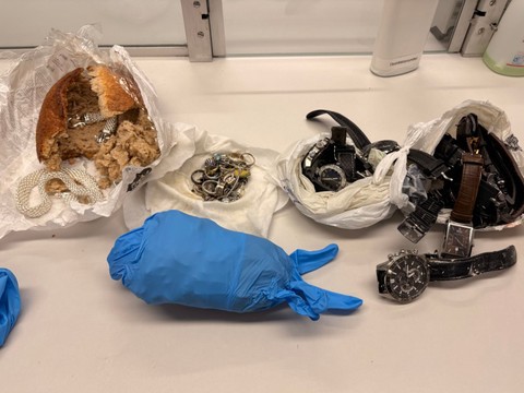 Des bijoux volés découverts à la douane dans une miche de pain