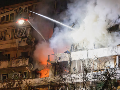Nouvelle nuit d'attaques aériennes massives en Ukraine et en Russie