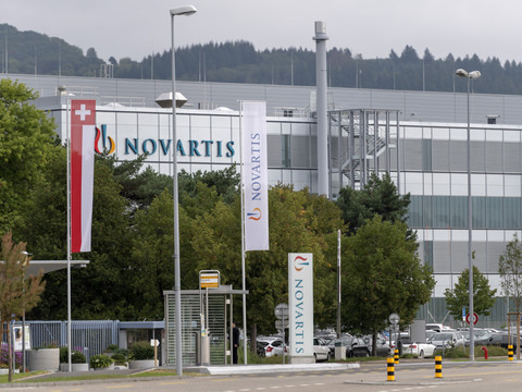 Novartis ajuste sa production en Suisse, 550 postes disparaissent