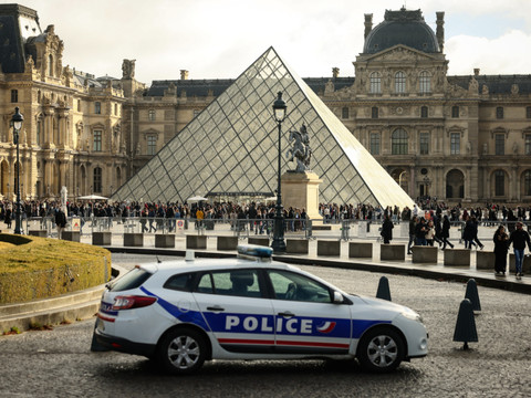 Cambriolage au musée du Louvre: quatre nouvelles interpellations